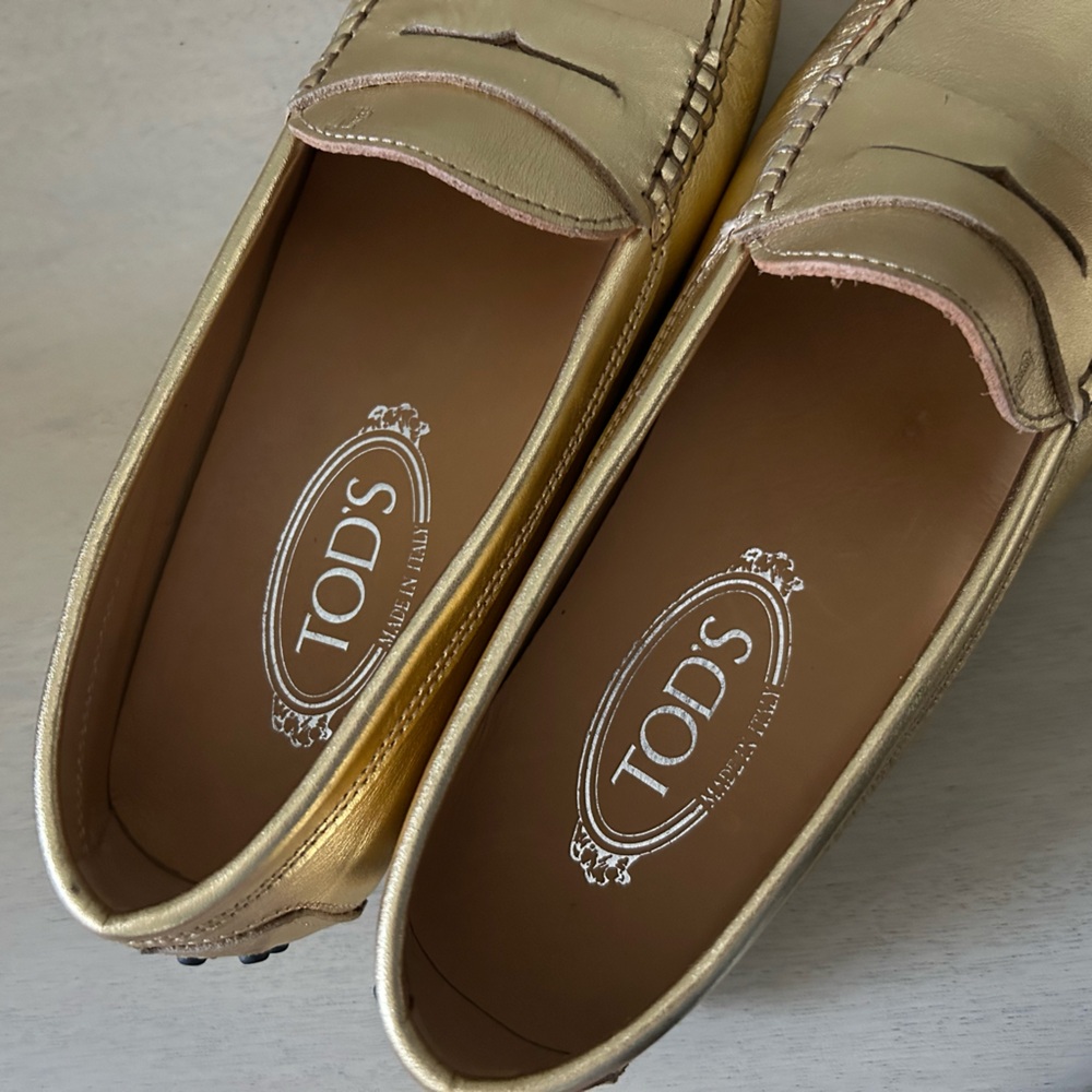 NWOT Tod’s Gommino Gold Metallic Driving Shoes in Sz 39 (8). Handmade in Italy.